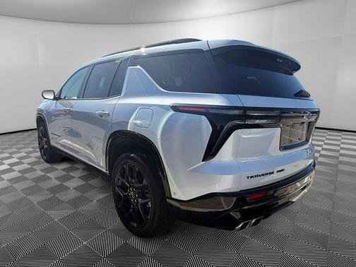 Iridescent Pearl Tricoat 2025 Chevrolet Traverse RS