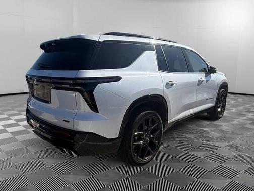 White 2025 Chevrolet Traverse RS