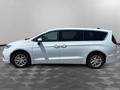 White 2023 Chrysler Pacifica Touring-L