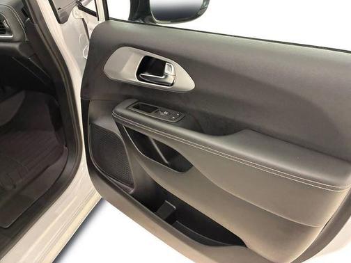 Bright White Clearcoat 2025 Chrysler Pacifica Limited