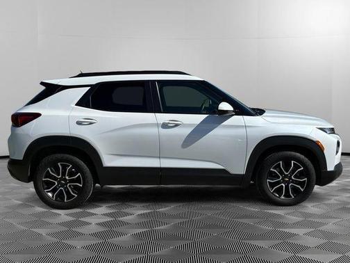 Iridescent Pearl Tricoat 2023 Chevrolet Trailblazer ACTIV