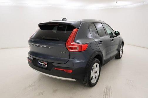 2022 Volvo XC40 T5 Momentum