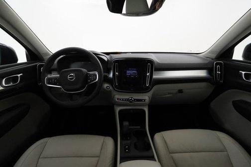 2022 Volvo XC40 T5 Momentum