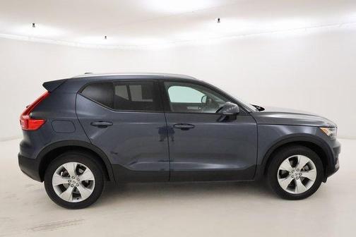 2022 Volvo XC40 T5 Momentum