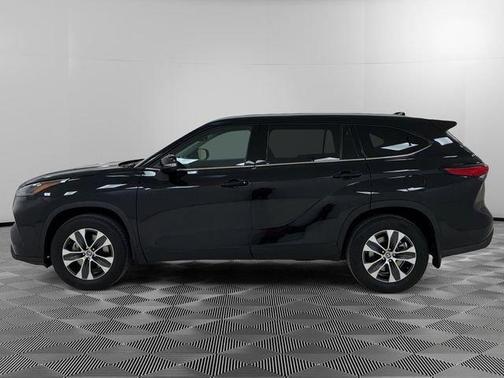 Black 2022 Toyota Highlander XLE