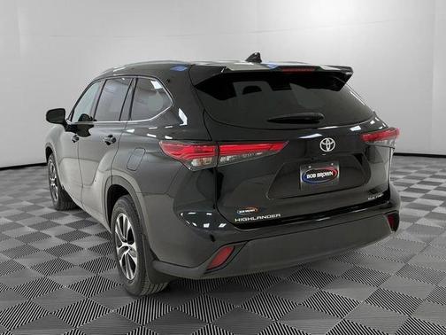 Black 2022 Toyota Highlander XLE