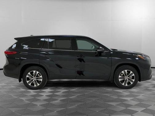 Black 2022 Toyota Highlander XLE