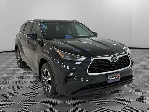Black 2022 Toyota Highlander XLE