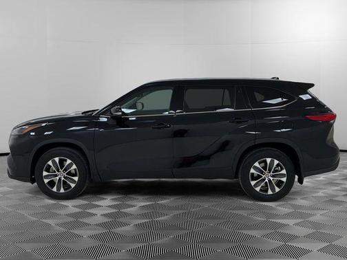 Midnight Black Metallic 2022 Toyota Highlander XLE
