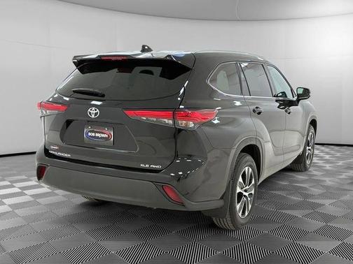 Black 2022 Toyota Highlander XLE