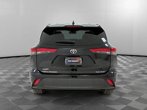 Midnight Black Metallic 2022 Toyota Highlander XLE