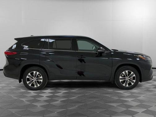 Midnight Black Metallic 2022 Toyota Highlander XLE
