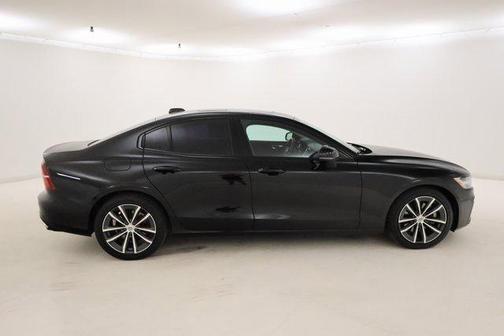 2022 Volvo S60 B5 Momentum