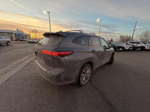 2021 Toyota Highlander Hybrid Platinum