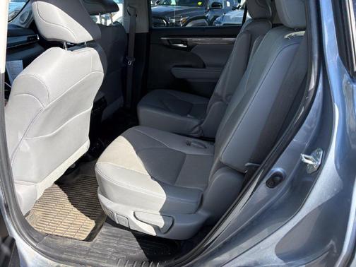 Moon Dust 2022 Toyota Highlander Platinum