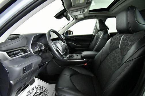 2024 Toyota Highlander Hybrid XLE