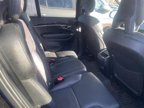 2016 Volvo XC90 T6 Momentum