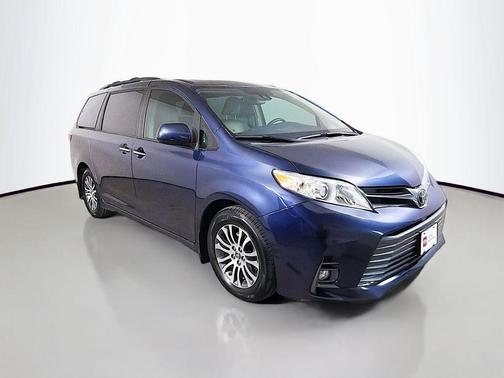 Parisian Night Pearl 2018 Toyota Sienna XLE Premium