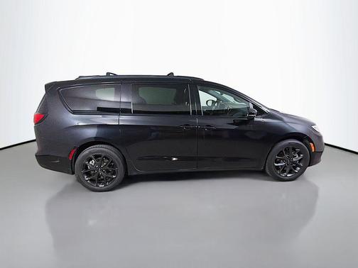 Brilliant Black Crystal Pearlcoat 2023 Chrysler Pacifica Limited