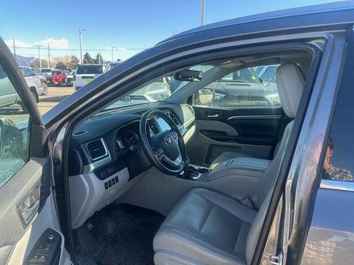 2019 Toyota Highlander Hybrid Platinum