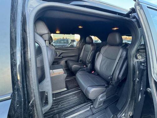 2025 Toyota Sienna Platinum