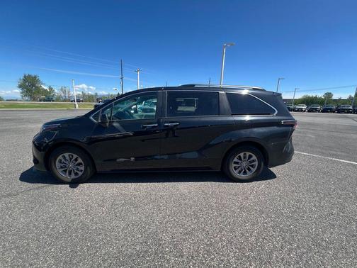 Midnight Black Metallic 2024 Toyota Sienna XLE
