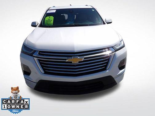 Iridescent Pearl Tricoat 2023 Chevrolet Traverse Premier