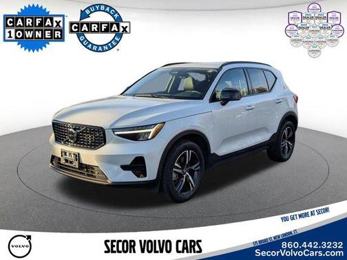 Crystal White Metallic 2024 Volvo XC40 B5 Core Dark Theme
