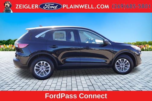 Black Metallic 2022 Ford Escape SE