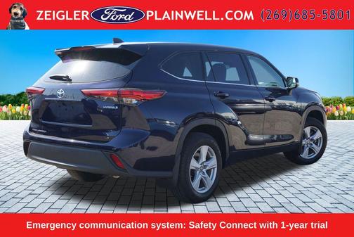 Gray 2022 Toyota Highlander Hybrid LE