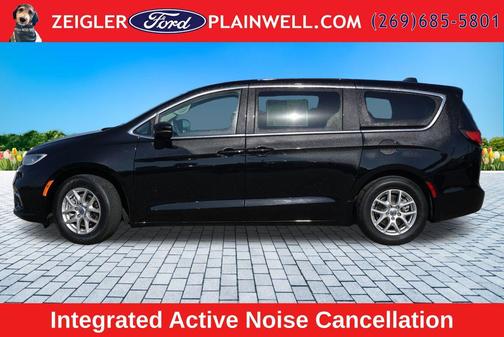 Diamond Black Crystal Pearlcoat 2024 Chrysler Pacifica Touring L