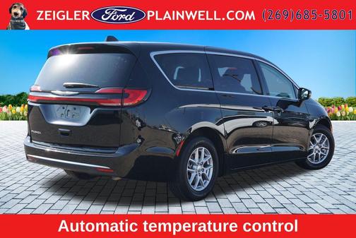 Diamond Black Crystal Pearlcoat 2024 Chrysler Pacifica Touring L
