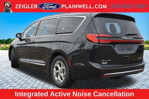 Brilliant Black Crystal Pearlcoat 2023 Chrysler Pacifica Limited