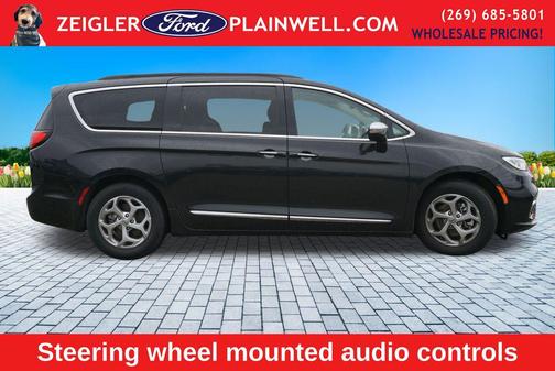 Brilliant Black Crystal Pearlcoat 2023 Chrysler Pacifica Limited