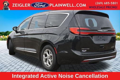 Brilliant Black Crystal Pearlcoat 2023 Chrysler Pacifica Limited