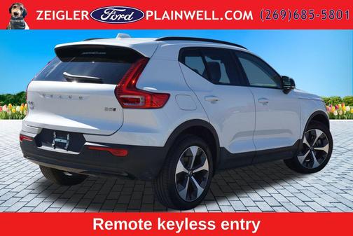 Crystal White Metallic 2024 Volvo XC40 B5 Core Dark Theme