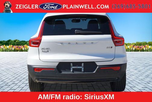 Crystal White Metallic 2024 Volvo XC40 B5 Core Dark Theme
