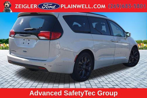 Luxury White Pearlcoat 2020 Chrysler Pacifica Touring