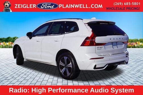 2023 Volvo XC60 Recharge Plug-In Hybrid T8 Plus Dark Theme