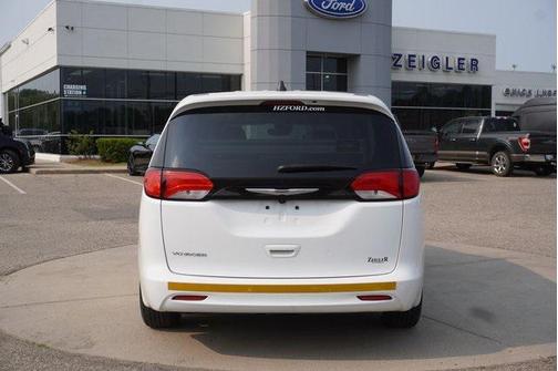 2023 Chrysler Voyager LX