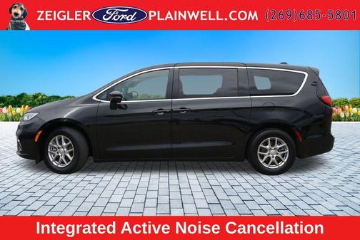 Diamond Black Crystal Pearlcoat 2025 Chrysler Pacifica L