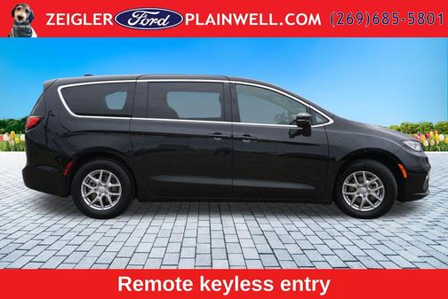 Diamond Black Crystal Pearlcoat 2025 Chrysler Pacifica L