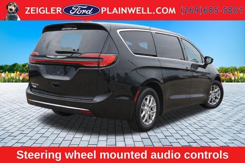 Diamond Black Crystal Pearlcoat 2025 Chrysler Pacifica L