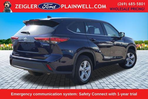 Gray 2022 Toyota Highlander Hybrid LE