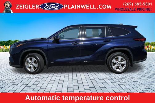 Gray 2022 Toyota Highlander Hybrid LE