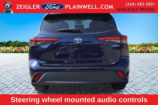 Gray 2022 Toyota Highlander Hybrid LE