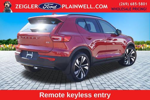 2023 Volvo XC40 B5 Plus Dark Theme