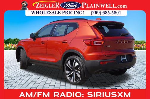 2023 Volvo XC40 B5 Plus Dark Theme