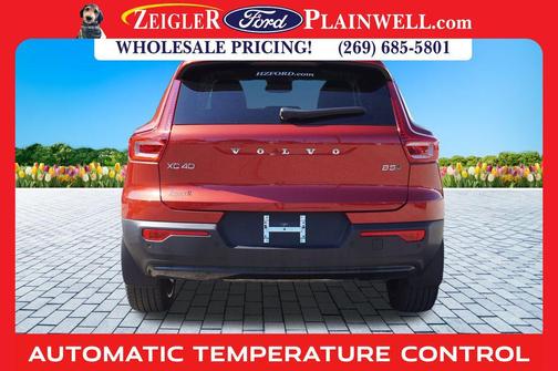 2023 Volvo XC40 B5 Plus Dark Theme