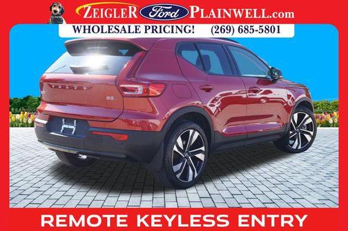 2023 Volvo XC40 B5 Plus Dark Theme